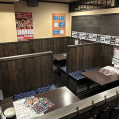 《賑やかさ×安心感》活気ある店内にいながらも、落ち着いて過ごせるボックス席をご用意しています!仕事帰りの同僚とのサク飲みにも◎