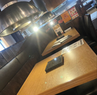 テーブル席で炭火焼肉