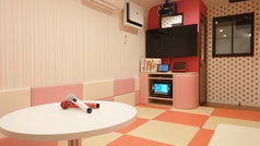 人気のキッズルームは、ピンク基調で内装がとても可愛く仕上がっております♪お子様がいても安心・安全にカラオケを満喫できます!(2部屋完備)