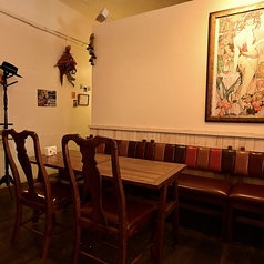 木の温もりが感じられるテーブル席で、スペイン料理とワインをゆったり堪能。会話が弾む落ち着いた空間です。柔らかな照明に包まれたテーブル席は、料理の彩りを引き立てる美食の舞台。静かに過ごしたい夜にぴったり。