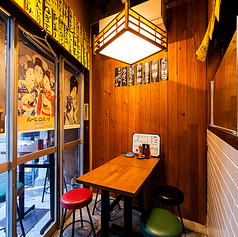 木の温もりを感じる落ち着いた店内は、五反田で気軽に立ち寄れる居酒屋空間。カウンター席やテーブル席を備え、お一人様のサク飲みから友人同士の飲み会、会社宴会まで幅広く対応します。程よい距離感と心地よい賑わいの中で、焼き鳥や鰻料理、お酒をゆっくり楽しめるのも魅力。仕事帰りにも使いやすい雰囲気です。