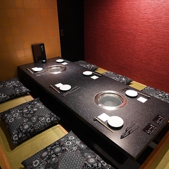 艶やかな和モダンの壁紙に囲まれ、凛とした気品が漂う6名様用の完全個室。足を伸ばしてくつろげる掘りごたつ式を採用し、広々としたシックなテーブル席で特別な時間を演出します。他のお客様の目を気にせず会話を愉しめるため、重要なビジネスのご接待や、ご家族での特別な節目のお祝いに最適です。