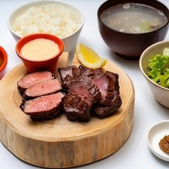 贅沢な極みセットで味わう牛たんの魅力と羽釜ご飯の写真
