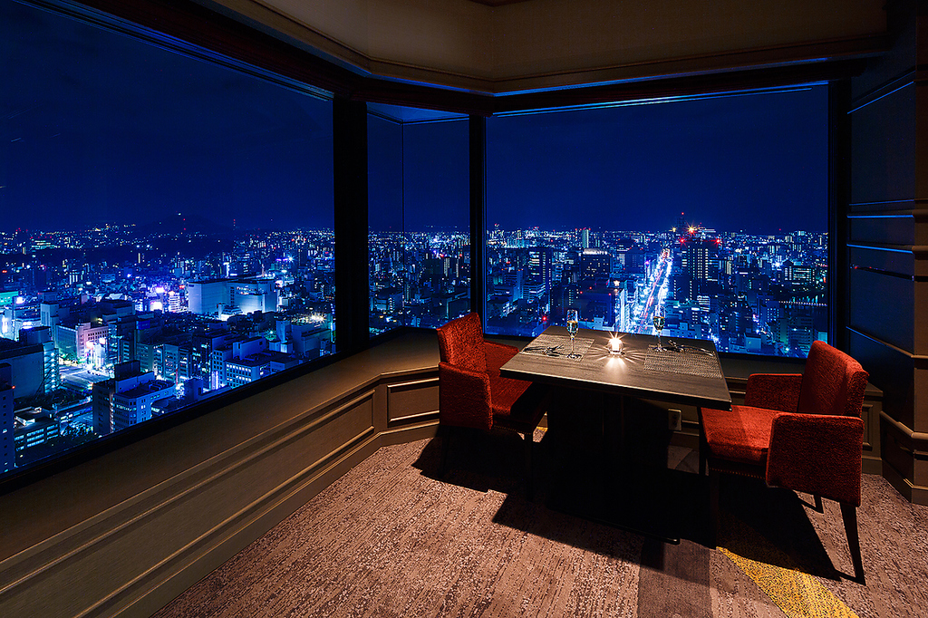 ホテル最上階33階からの夜景が彩る、 特別なひととき。