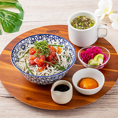 マグロと釜揚げしらすのポキ丼