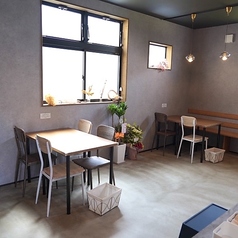 【友人と共に楽しむ特別な空間】テーブル席は、友人や家族とゆったり過ごすのに最適です。広々とした空間では、オープンな雰囲気の中で、ランチやカフェタイムを楽しむことができます！絶品ジェラートやスイーツ、ドリンクが揃い、大きな窓から自然光が差し込む明るい店内でゆったり過ごせば会話も弾むこと間違いなしです☆