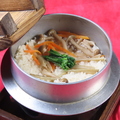 料理メニュー写真&nbsp;【地鶏釜めし】旨み凝縮の地鶏釜めし！炊き立ての香りと贅沢な味わいを堪能