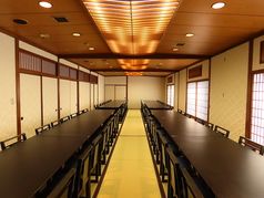 【4F/い】4階のお部屋を仕切ることによって個室としてご利用いただけます。こちらのお部屋は20名様までご利用いただけますので、会社宴会やご家族のお祝いのお席などにおすすめです。