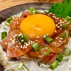 サーモンユッケ