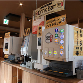 お水・温かいお茶は無料コーナーにございます！専用のグラス・湯のみをお使いください。/ご不明な点はお気兼ねなくスタッフへお声がけください。