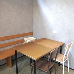 【心和む居心地の良いテーブル席】当店のテーブル席は、木の温もりが感じられる落ち着いた雰囲気で、心地よい時間を過ごせます。グループでお座りいただけますので、友人とのおしゃべりはもちろん、お一人様でのリラックスタイムにもぴったりです！ランチやカフェタイムを楽しみながら、特別なひとときをお楽しみください★