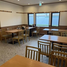 少人数のご友人同士やカップルでの利用におすすめのテーブル席です♪ゆったりとした広さがあり、リラックスしてお食事を楽しめます。ソファー席も完備しているため、小さなお子様連れのご家族も安心◎清潔感溢れる店内で、会話を楽しみながら本格中華をご堪能いただけます。