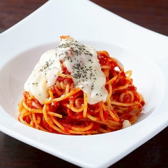 モッツァレラチーズのトマトソースパスタ