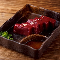 名物ホルモン　新鮮厚切りレバー