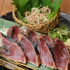 たっぷり薬味を大葉で手巻き！藁焼き鰹