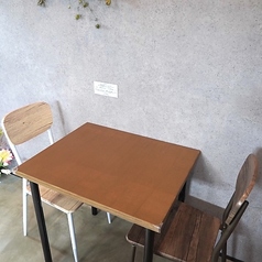 【居心地の良さが魅力のテーブル席】当店のテーブル席は、落ち着いた色合いとシンプルなデザインで、2名様で向かい合いながらのご利用が可能です。おしゃべりを楽しむも良し、一人でゆっくりと過ごすも良し、心地よい時間をお過ごしいただけます☆静かな時間を求める方にもピッタリ◎ぜひ特別なひとときをお楽しみ下さい♪