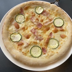 ベーコンと燻製モッツァレラのピザ