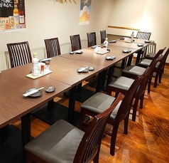 2-14名でテーブルを繋げることができるので様々な人数に対応できます