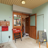 ミッドセンチュリーがテーマの店内♪ビンテージのテレビや冷蔵庫、アメリカンな小物がぎっしり詰まった店内は、まるでタイムマシンに乗って1950年代へワープしたような雰囲気。