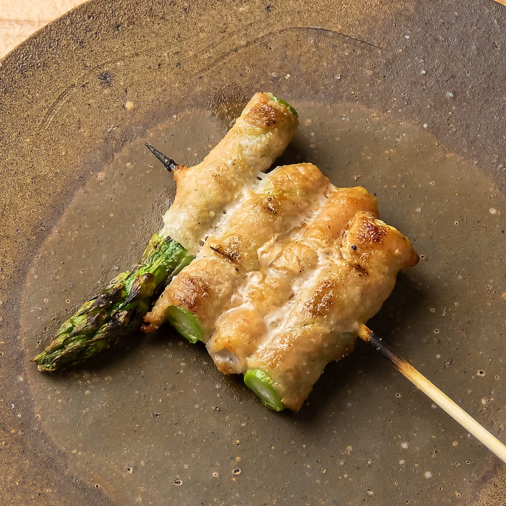 炭火で一本ずつ丁寧に焼き上げた焼き鳥は絶品！香ばしい風味と口いっぱいに広がる肉の旨みを堪能あれ