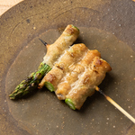 炭火で一本ずつ丁寧に焼き上げた焼き鳥は絶品！香ばしい風味と口いっぱいに広がる肉の旨みを堪能あれ
