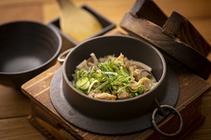 〆にぴったり！旨味が染み渡る絶品『菊池米の鶏釜飯』