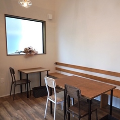 【優雅なひとときを過ごせるくつろぎの空間】当店のテーブル席は、心地よい木の温もりを感じられるデザインで、お一人様からグループでのご利用も可能です◎落ち着いた雰囲気の窓際の席のご用意もあり、当店オススメのホットドックや季節ごとに変わるジェラートを楽しみながら、ゆったりとした時間をお過ごしいただけます♪