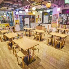 気取らず落ち着く和みの店内…ワイワイと飲み会を楽しみたいお客様におすすめのテーブルを多数完備しています！少人数のお客様もフラッと気軽にご来店ください♪