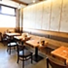 【ご家族の利用も、ご宴会にも！小あがり席】畳敷きの小あがり席は、奥側に座らせてあげれば小さな赤ちゃんも安心。また、ご宴会の際にはゆったり座れる特等席です。飲み放題付きのコースは5000円(税込)からご用意。テーブルレイアウトを変更することで18名様以上のご予約なら貸し切りも出来ますのでご相談ください！