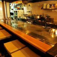 鉄板の臨場感を楽しめる落ち着いた店内