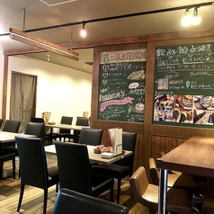 《店内貸切》木の温もりを感じる落ち着いた雰囲気の中、テーブル席を中心にレイアウトされているため、大人数でも一体感のある宴会が実現します。
