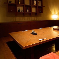 個室の掘りごたつ6名席は、和の落ち着きとプライベート感が融合した特別な場所です。ゆったりとした空間で、仲間と共に楽しい会話と美味しい料理を楽しむ素敵な時間をお過ごしください。