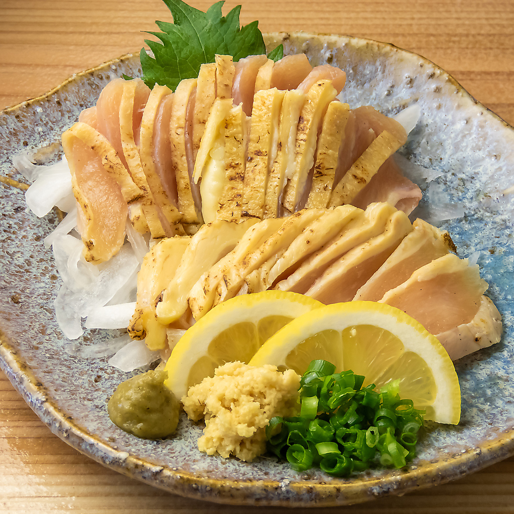 鳥刺しや本鮪やはまち、サーモンなど新鮮なお刺身をご用意しております