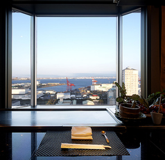 デイタイムは青空と水平線を。ナイトタイムには、神戸1000万ドルの夜景を一望。