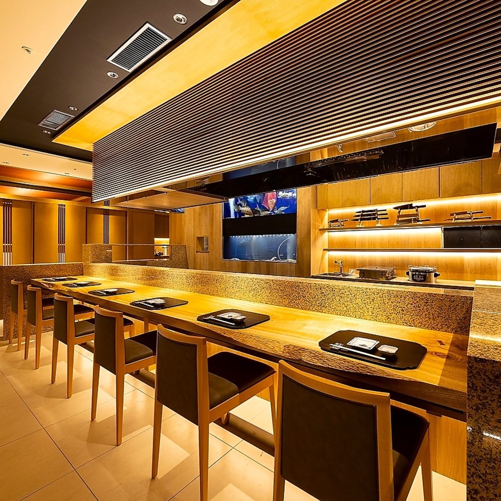 生簀の見えるカウンター席は、会食や接待、お祝いなどのお席にも最適。