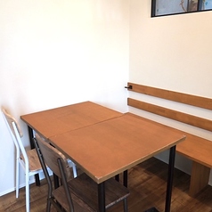 【居心地の良さが際立つテーブル席】シンプルでありながら洗練された白い壁と木のデザインが魅力のテーブル席もご用意。木のぬくもりが感じられるテーブル席は、グループでのご利用にもオススメ◎ランチタイムやカフェタイムに、友人とのおしゃべりや一人での読書、ご家族でのお食事など、ぜひお気軽にご利用くださいませ♪