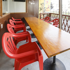 テラス席は喫煙OK！1名様～8名様がけのテーブルをご用意しております♪