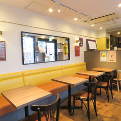 ご家族やご友人との食事にぴったりのテーブル席です。全席禁煙の落ち着いた空間で、ゆったりと会話を楽しみながら本格的な欧風カレーをご堪能いただけます◎乳児や未就学児のお子様連れも大歓迎で、ベビーカーの入店も可能です♪アットホームな雰囲気の中で、心地よいひとときをお過ごしください。