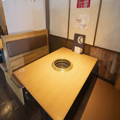 ご夫婦や恋人とのご利用など少人数様でのお食事にピッタリな、4名様掛けのテーブル席をご用意しております。