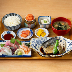 朝の刺身とサバ煮定食