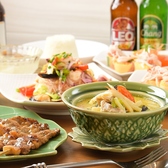 本場のタイを、食卓に！色鮮やかな本格タイ料理で、心も体も満たされるひとときを。濃厚なグリーンカレー、ジューシーな豚串、香り豊かなサラダ...ビール片手に乾杯すれば、まるでタイを旅している気分に。