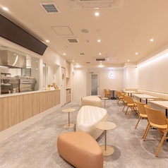 【心を癒す、シンプルで洗練された空間】シンプルで心地よいデザインが魅力♪ 明るい照明と柔らかな色合いがリラックス感を演出◎ゆったりした座席で友達との会話や読書に最適です☆ 特別なひとときをここで過ごしてみては♪