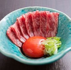 とろける味わいが絶品「和牛炙りユッケ」