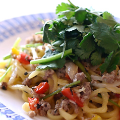 パクチーと挽肉のガパオ風パスタ