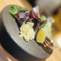カツオ炭岩塩炙りの写真