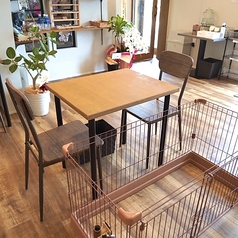 【愛犬と一緒に楽しむ特別な空間】こちらのテーブル席は、犬と一緒に食事ができる配慮が施されており、愛犬と共に心地よい時間を過ごせるリラックスした雰囲気が漂っています♪温かみのある木のテーブル席に2名様で向かい合いながら座り、可愛いワンちゃんを眺めながらお食事やドリンクをゆったりとお楽しみいただけます◎