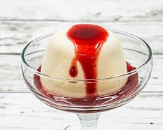 自家製アイスパンナコッタ(ストロベリーソース)