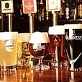 ギネス社が認める"GUINNESS BEST PUBS 2015"のリスト店でも有る当店ではギネスをはじめ常時30種のビールをご用意、ドイツ・チェコ・アメリカなど各国の味わいをお楽しみ頂けます。ビール選びに迷った際は、不定期に入れ替わる「期間限定ビール」がオススメ、その時ご用意の銘柄はスタッフまでお気軽にお問い合わせ下さい！