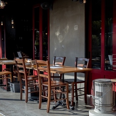 【テラス席：2～24名様】公園を目の前にお食事やドリンクが楽しめる。大手町第一公園を目の前に、外でゆったりと楽しめるテラスのテーブル席となっております。週末の昼時や夜に、じっくりと語らう場に最適です◎当店自慢の肉料理とワインを片手に、心地よいひとときをお過ごしください。