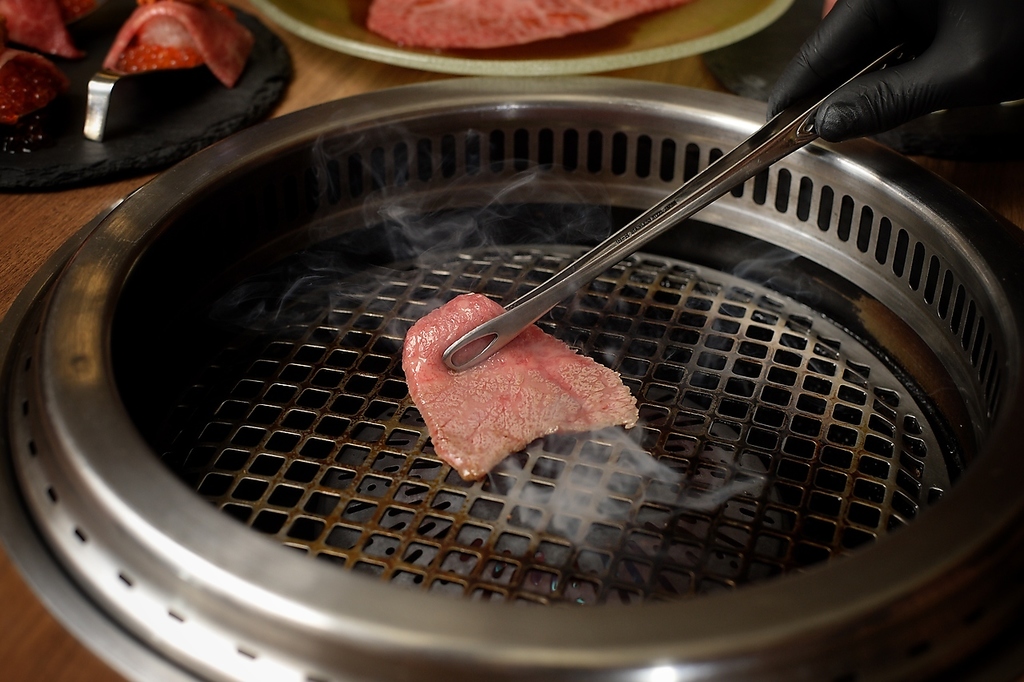 厳選食材を使用したメニューと、くつろぎの空間で最高級のおもてなしをさせて頂きます。